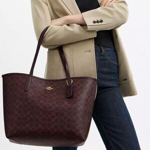 Coach NWT Black/Currant City Tote Bag